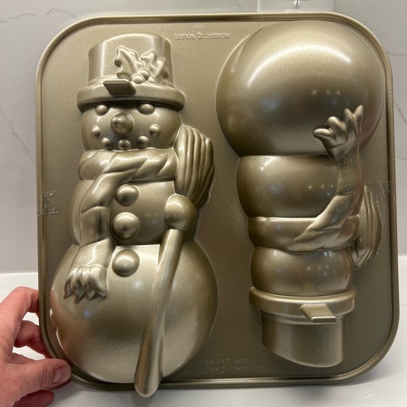 WILLIAMS SONOMA NORDIC WARE 3D SNOWMAN CAKE PAN inspired by frosty the Snowman - Picture 2 of 10